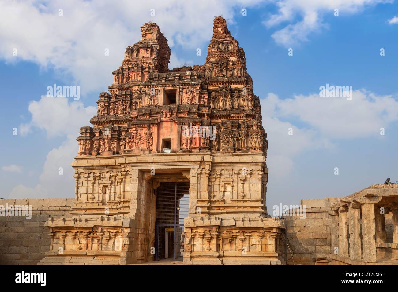 Ruines antiques de l'architecture en pierre à l'intérieur du complexe du temple Vijaya Vittala à Hampi Karnataka, Inde. Banque D'Images