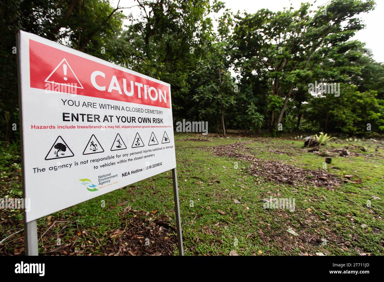 Une énorme pancarte avec un panneau d'avertissement rouge vif pour avertir les gens d'entrer dans ce site de cimetière fermé à vos propres risques. Alors soyez prudent à ce sujet. Singapour. Banque D'Images