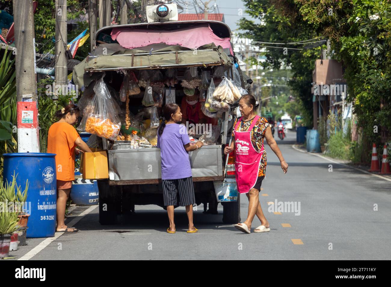 SAMUT PRAKAN, THAÏLANDE, le 09 2023 NOVEMBRE, les gens achètent de la nourriture et des ingrédients dans un magasin mobile qui s’est arrêté dans la rue Banque D'Images
