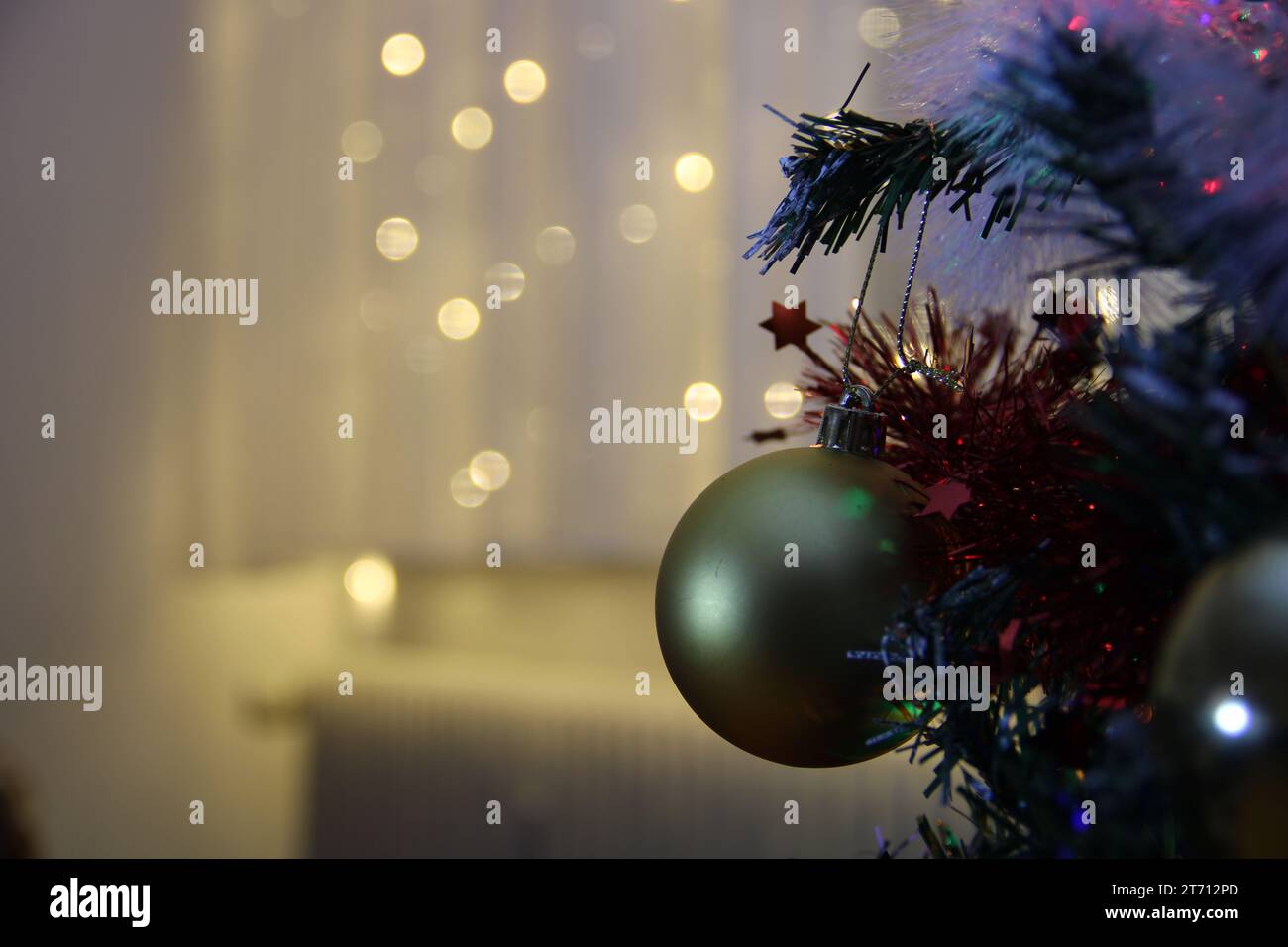 Sapin de Noël joliment décoré Banque D'Images