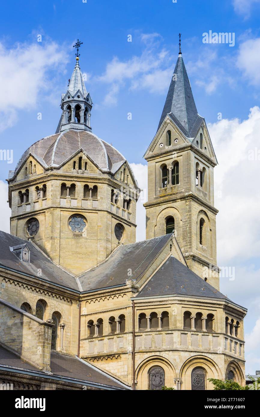 Tour et dôme de l'église historique Munster à Roermond, pays-Bas Banque D'Images