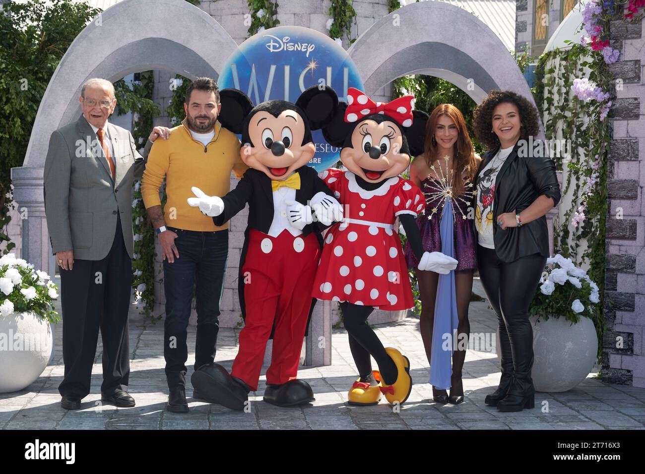 12 novembre 2023, Mexico, Mexique : (G-D) Francisco Colmenero, Jose Eduardo Derbez, Maria Leon et Lucero Mijares Hogaza assistent au tapis bleu pour la première fois du film Walt Disney à Cinepolis Plaza Universidad. Le 12 novembre 2023 à Mexico, Mexique. (Photo de Jaime Nogales/Eyepix Group) (photo de Eyepix/NurPhoto) Banque D'Images