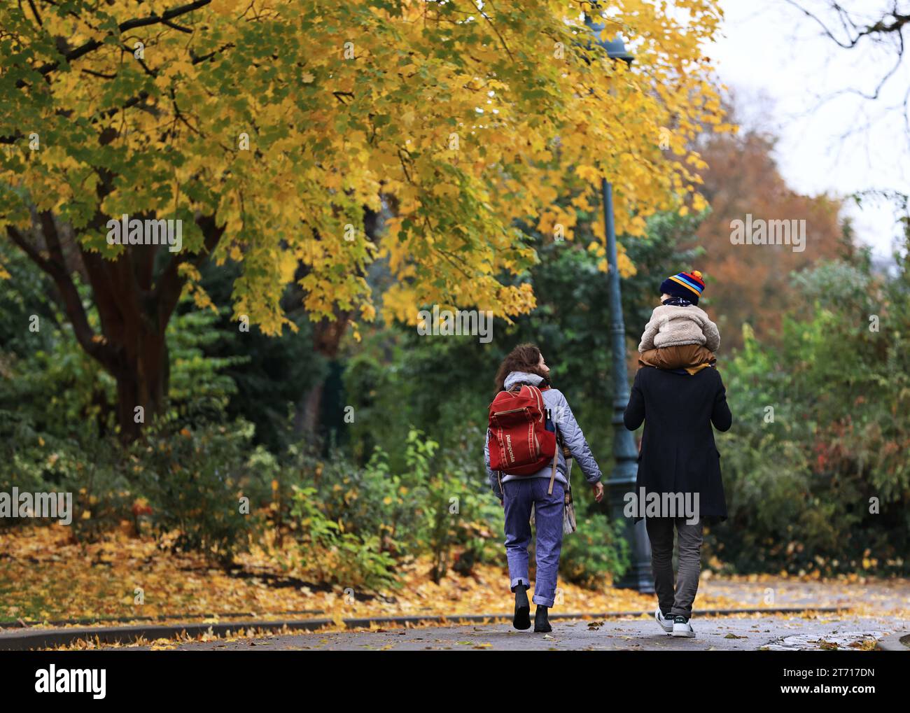 (231113) -- PARIS, 13 novembre 2023 (Xinhua) -- les gens apprécient les paysages d'automne au parc Montsouris à Paris, France, 12 novembre 2023. (Xinhua/Gao Jing) Banque D'Images