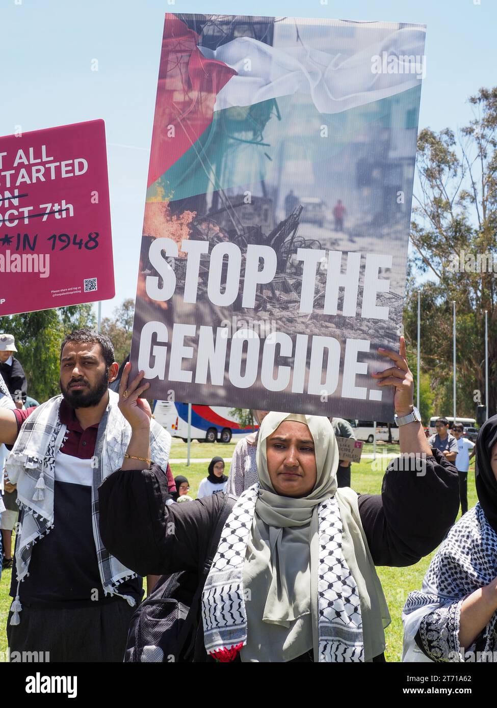 Australie, Canberra, 13 novembre 2023. Des centaines de manifestants de toute l'Australie se rassemblent devant le Parlement pour exiger que le gouvernement australien soutienne un cessez-le-feu à Gaza et élève sa voix contre la guerre génocidaire israélienne contre les palestiniens. Crédit : Leo Bild/Alamy Live News Banque D'Images