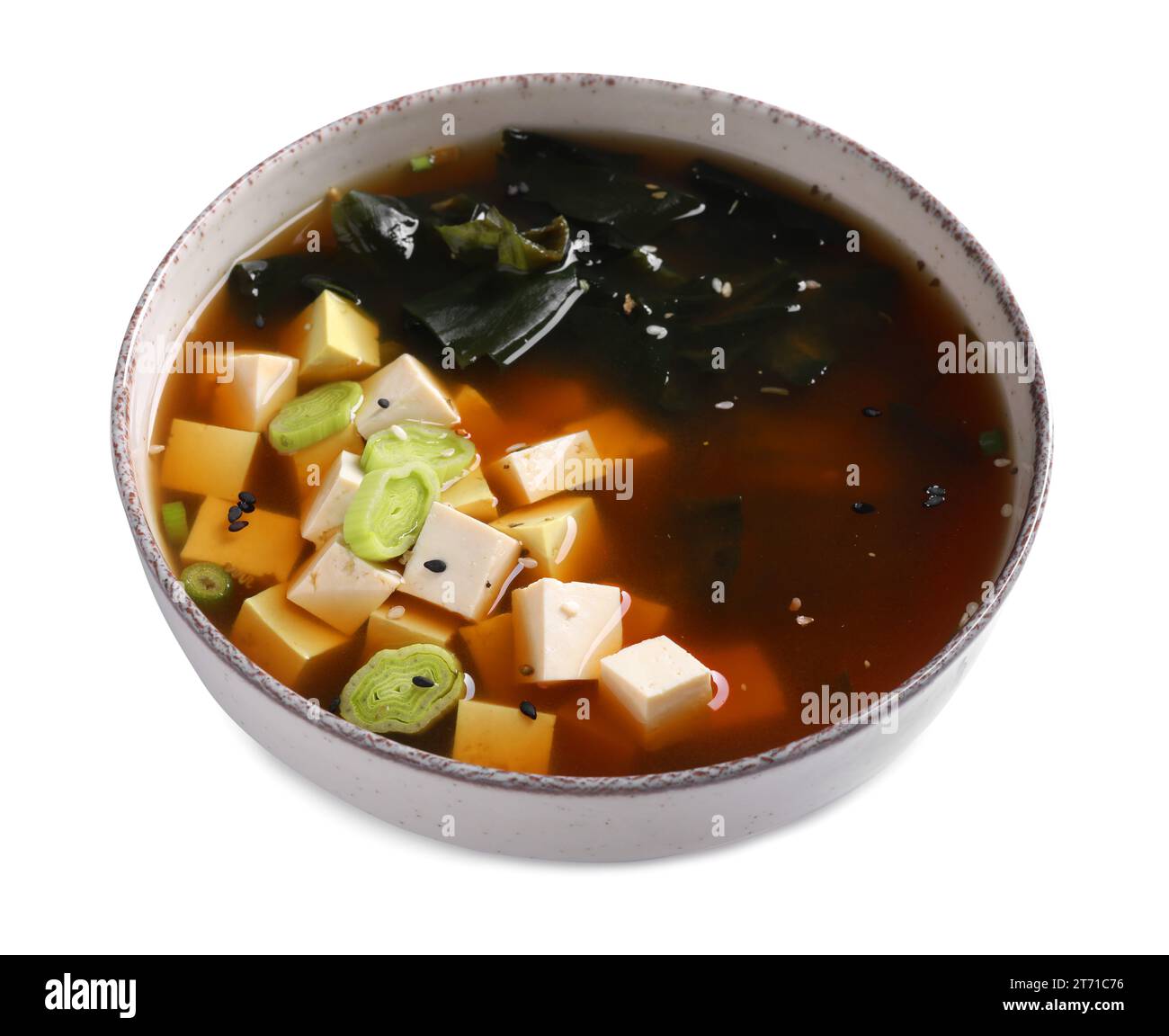 Bol de délicieuse soupe miso au tofu isolé sur blanc Banque D'Images