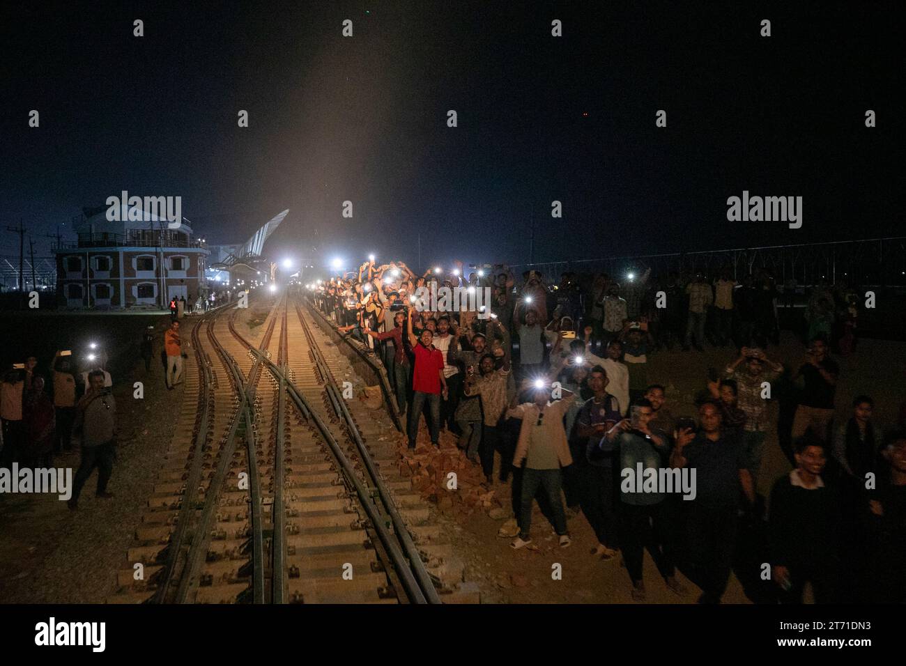 05, novembre 2023, Cox's Bazar, Bangladesh. Les célébrations éclatent alors que le premier train voyage sur la nouvelle ligne de chemin de fer Chittagong-Cox's Bazar, avec cro excité Banque D'Images