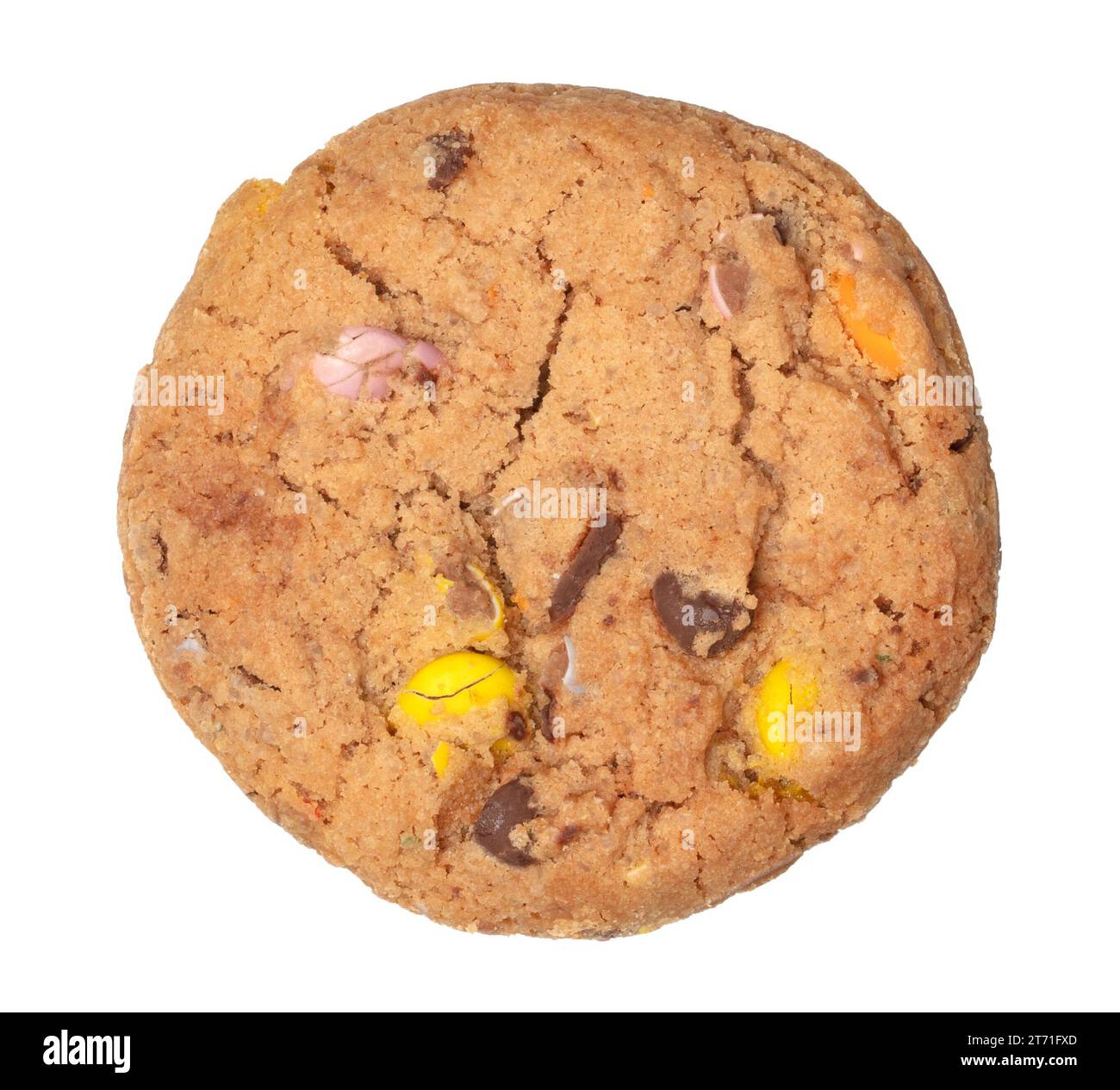 Cookie avec des bonbons au chocolat colorés en eux, isolé sur blanc Banque D'Images
