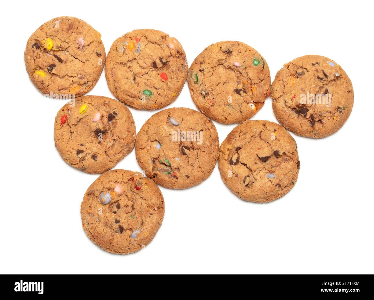 Biscuits avec des bonbons au chocolat colorés en eux, isolés sur blanc Banque D'Images