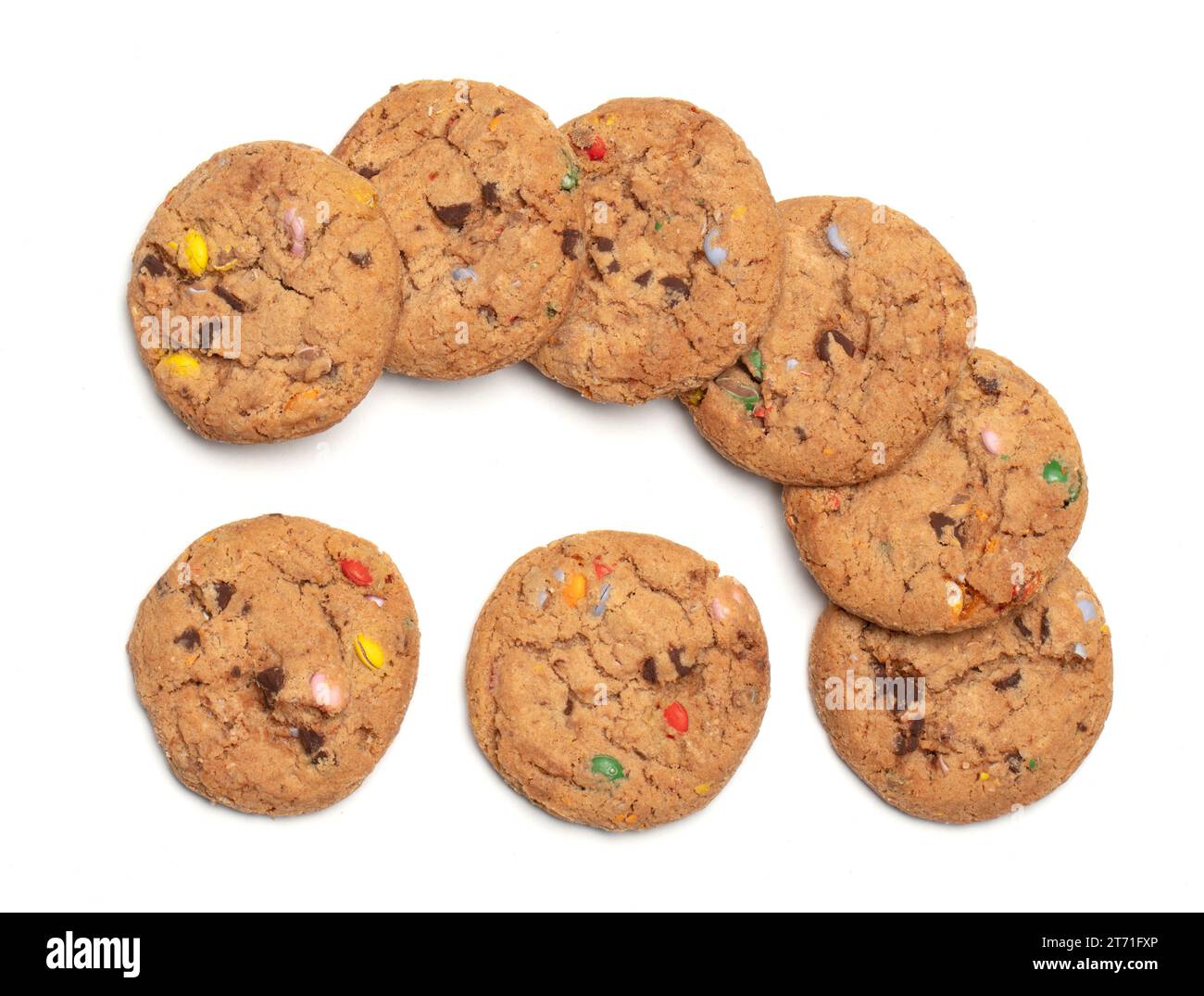 Biscuits avec des bonbons au chocolat colorés en eux, isolés sur blanc Banque D'Images