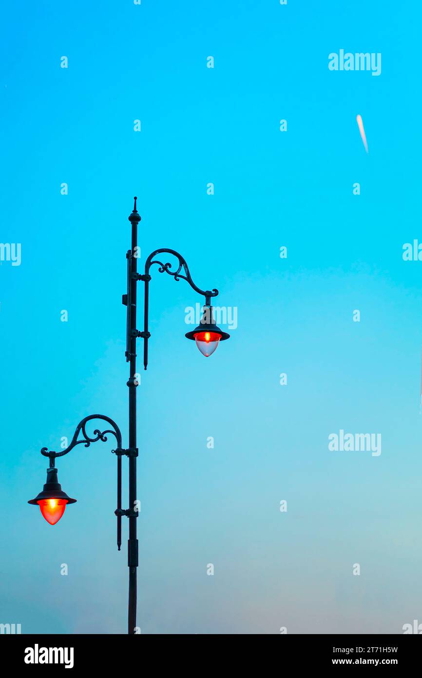 Lanterne contre ciel bleu, soirée d'été, fond minimaliste Banque D'Images