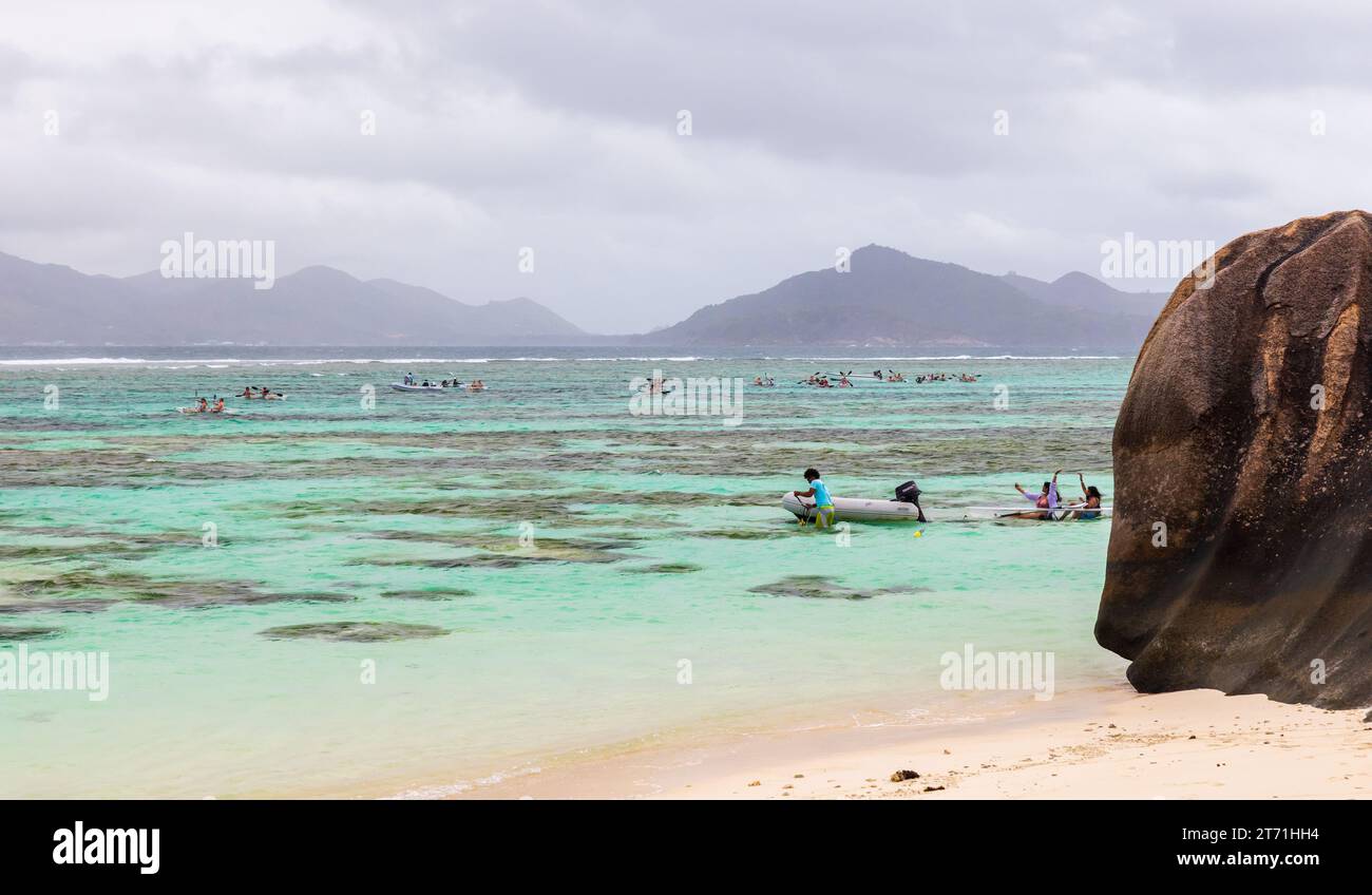 La Digue, Seychelles - 16 août 2023 : Anse Union paysage de plage, touristes salis les kayaks Crystal Banque D'Images
