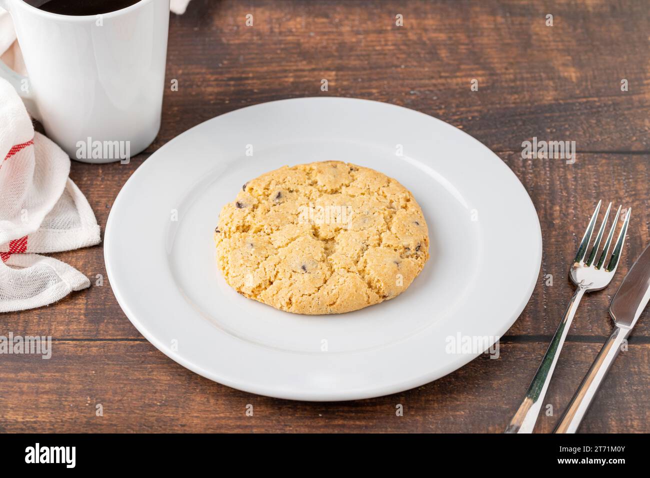 Biscuits aux amandes amères ou nom turc acibadem kurabiyesi avec du café sur une table en bois Banque D'Images