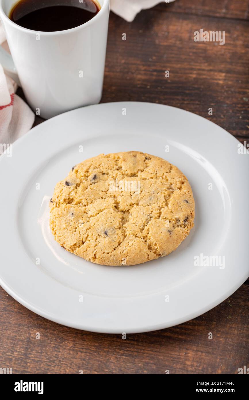 Biscuits aux amandes amères ou nom turc acibadem kurabiyesi avec du café sur une table en bois Banque D'Images