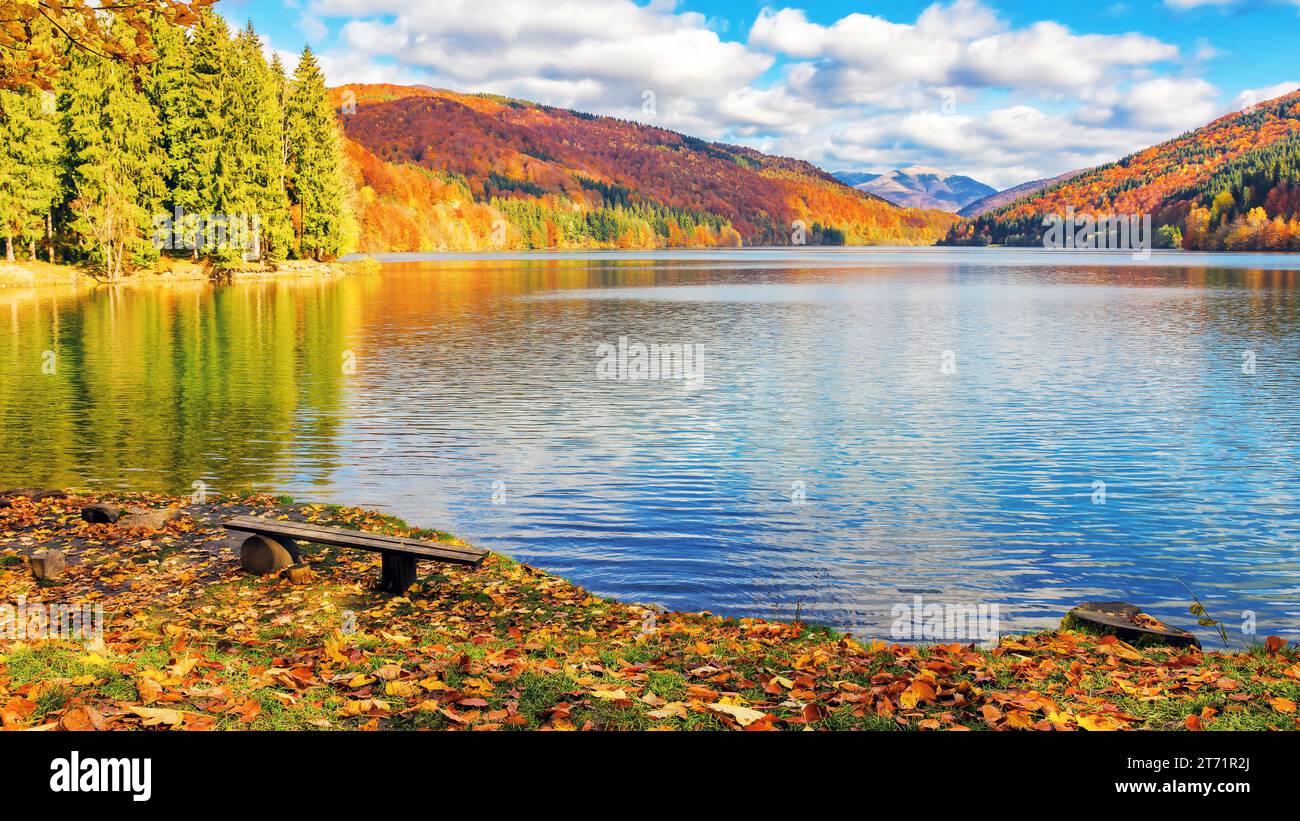 paysage montagneux au bord du lac. collines boisées aux couleurs d'automne. paysage de campagne coloré sur une journée ensoleillée en automne Banque D'Images