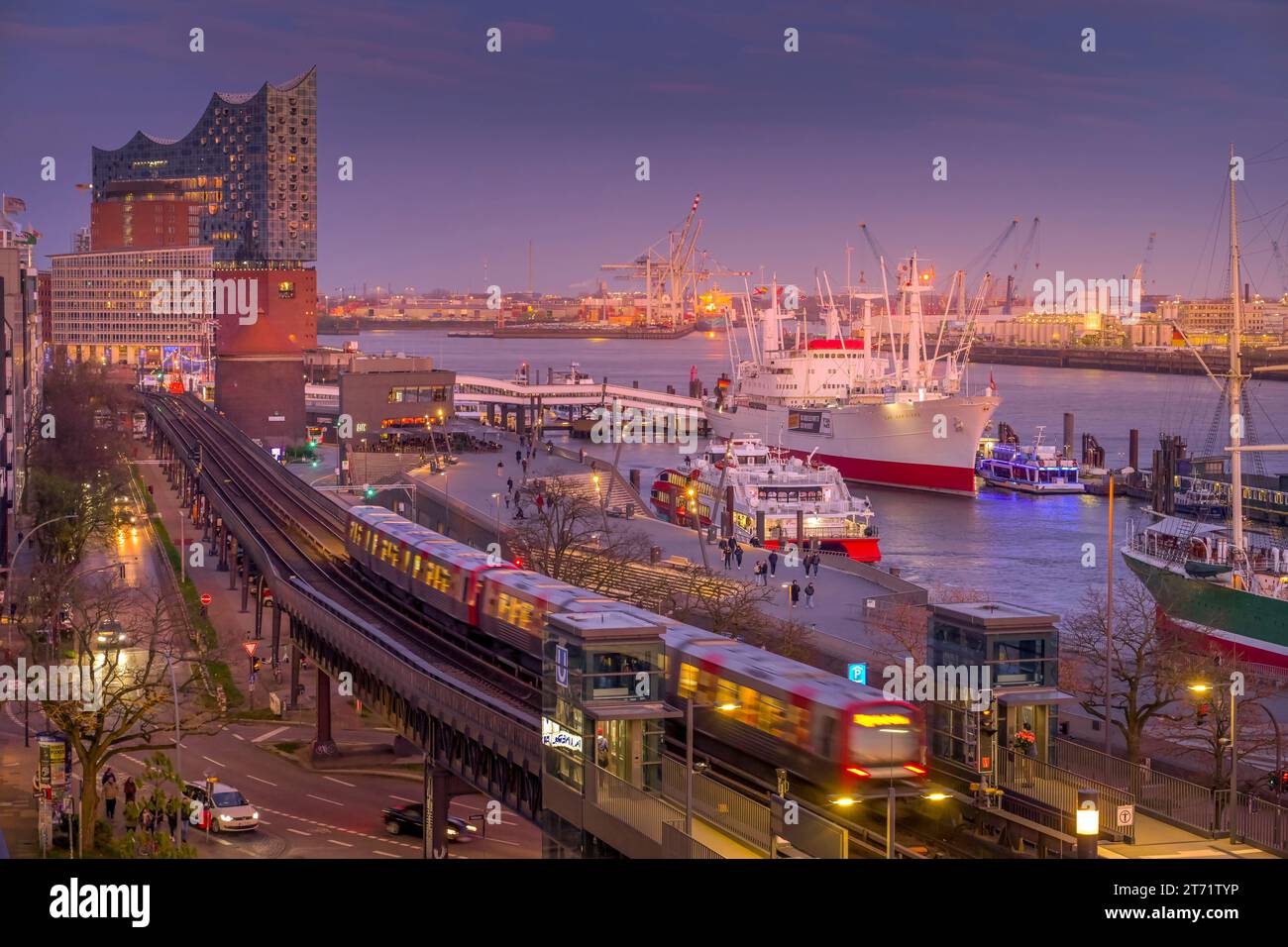 Stadtpanorama Blaue Stunde, Elbe, Landungsbrücken, St. Pauli, Hambourg, Allemagne Banque D'Images