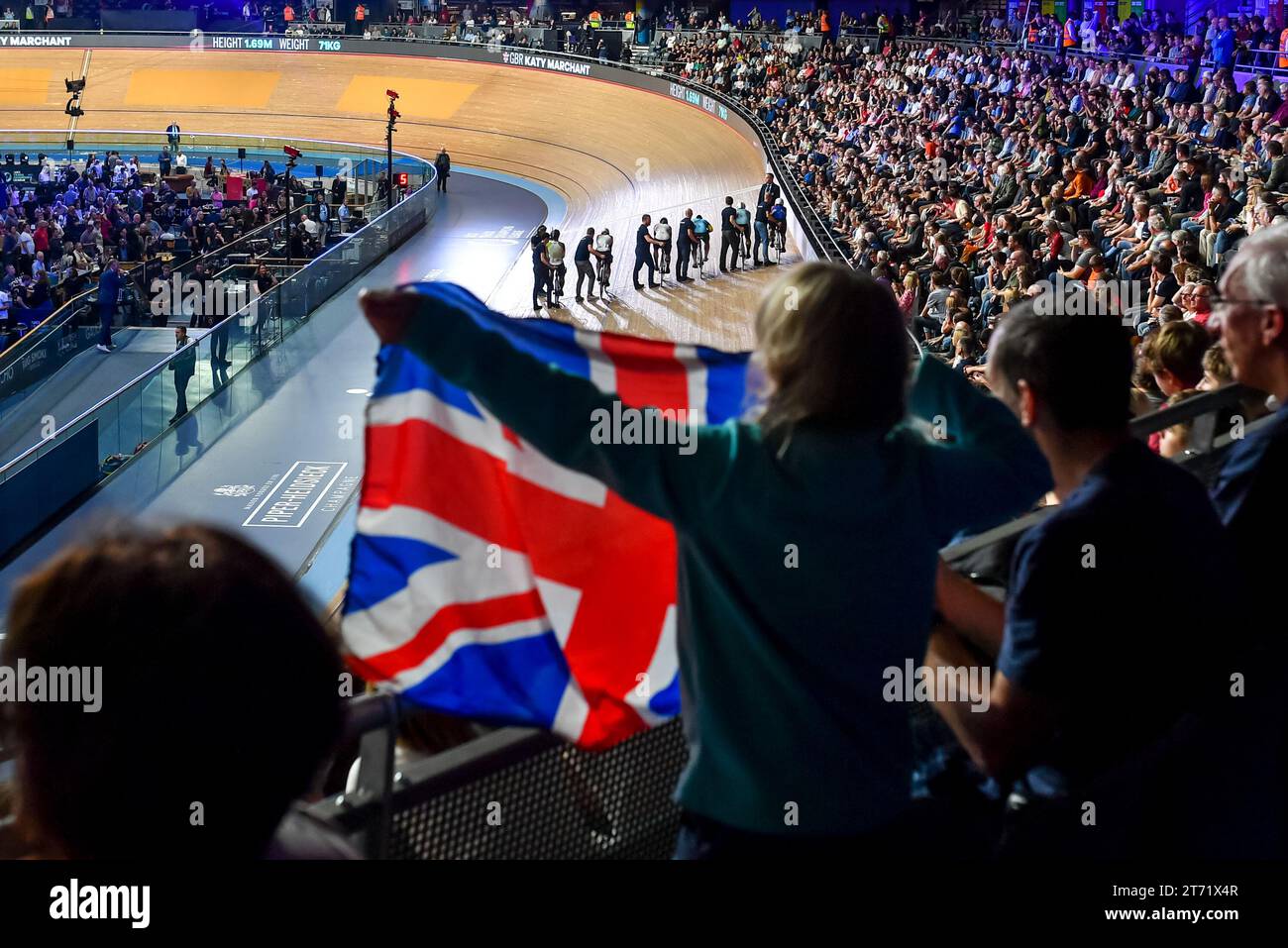 Un jeune supporter patriotique alors que la course commence lors de l'UCI Track Champions League Round 5 2023 au Lee Valley Velopark, Londres, Angleterre, le 11 novembre 2023. Photo de Phil Hutchinson. Usage éditorial uniquement, licence requise pour un usage commercial. Aucune utilisation dans les Paris, les jeux ou les publications d'un seul club/ligue/joueur. Banque D'Images