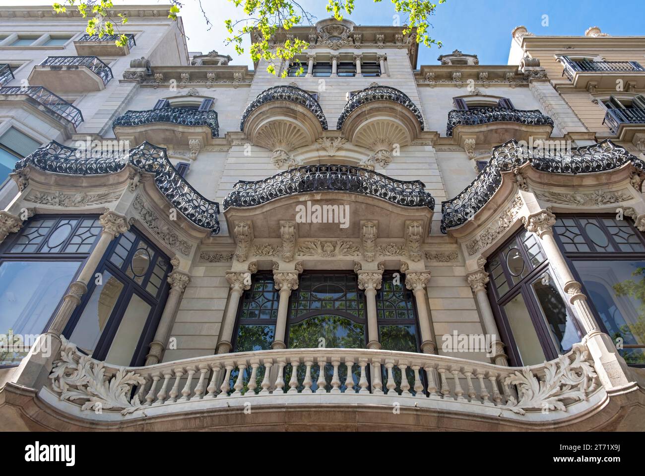 Vue à angle bas de la façade Casa Malagrida, Passeig de Gracia, Barcelone, Espagne Banque D'Images