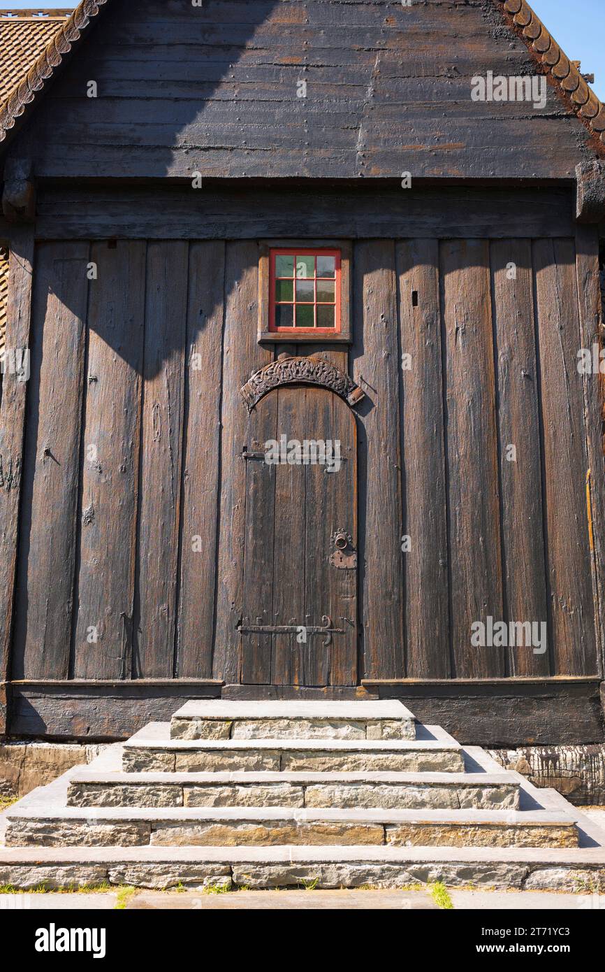 L'église de la Stave de LOM est l'une des plus grandes et des plus anciennes églises de la Norvège, construite au milieu du 12e siècle, montrer ici un jour d'été. Porte latérale wi Banque D'Images