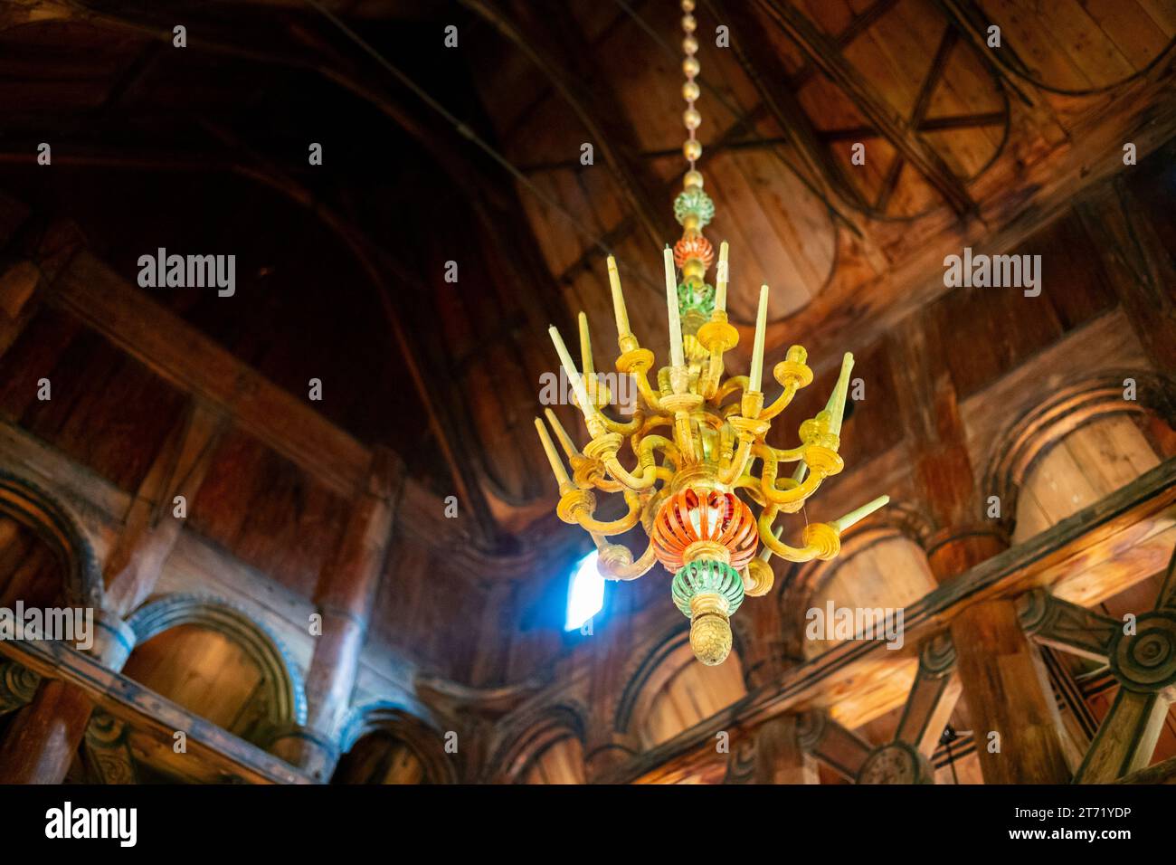 LOM, Norvège, 25 juin 2023 : l'église de la Stave de LOM est l'une des plus grandes et des plus anciennes églises de la Norvège, construite au milieu du 12e siècle. Un lustre Banque D'Images