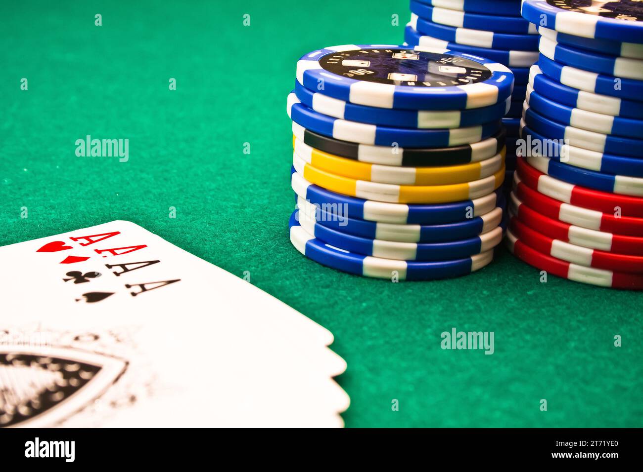 Détail des jetons poker et des as de poker ; détail des jetons poker et des as de poker Banque D'Images