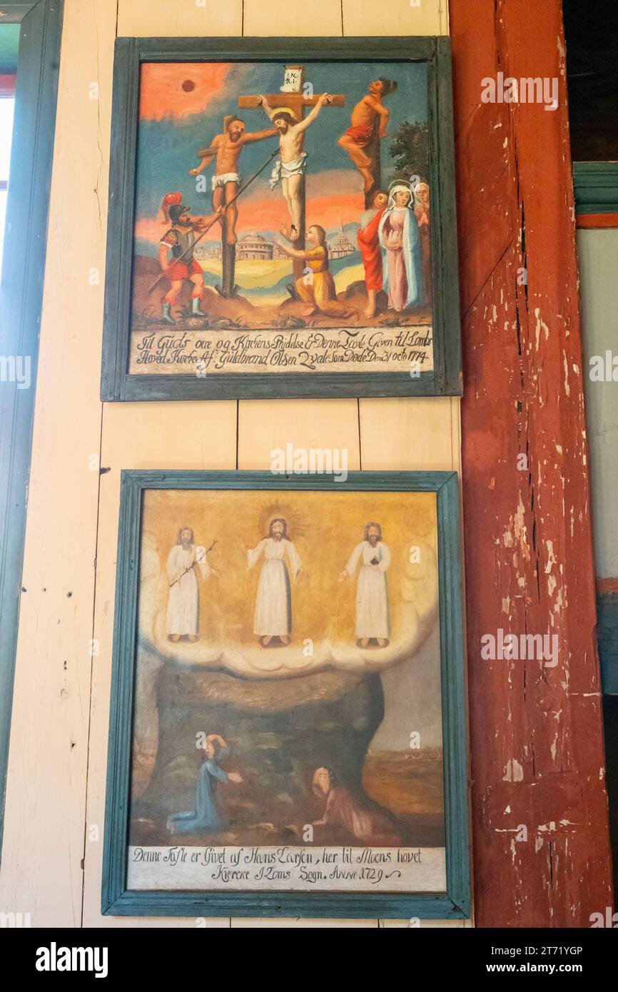 LOM, Norvège, 25 juin 2023 : l'église de la Stave de LOM est l'une des plus grandes et des plus anciennes églises de la Norvège, construite au milieu du 12e siècle. Douleur à la main Banque D'Images