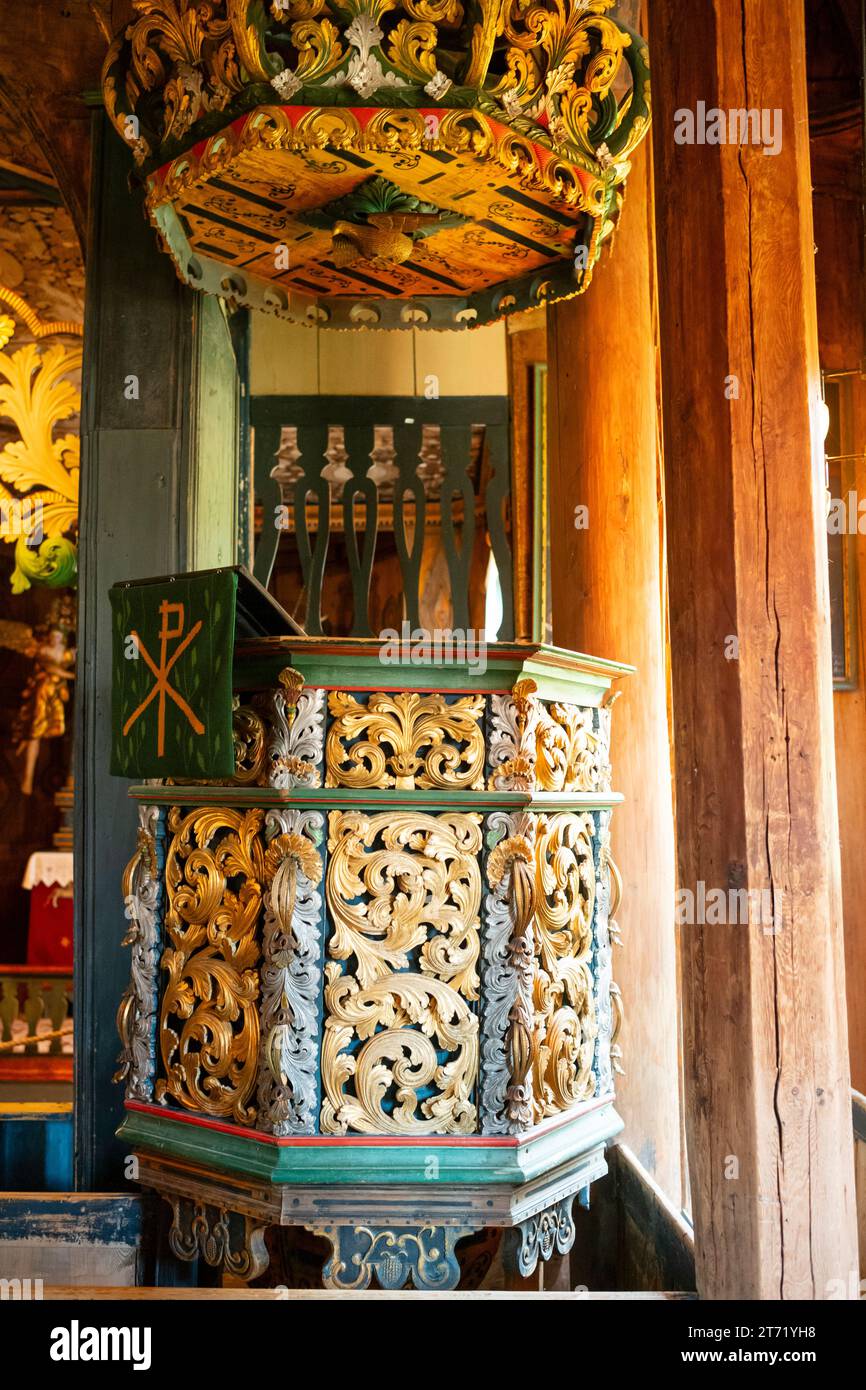 LOM, Norvège, 25 juin 2023 : l'église de la Stave de LOM est l'une des plus grandes et des plus anciennes églises de la Norvège, construite au milieu du 12e siècle. Sculpté à la main Banque D'Images