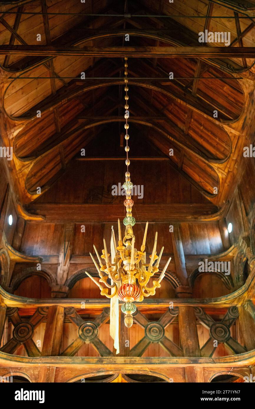 LOM, Norvège, 25 juin 2023 : l'église de la Stave de LOM est l'une des plus grandes et des plus anciennes églises de la Norvège, construite au milieu du 12e siècle. Un lustre Banque D'Images