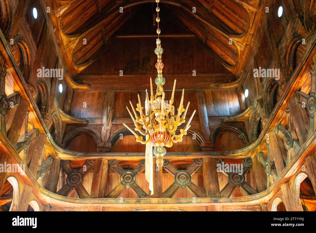 LOM, Norvège, 25 juin 2023 : l'église de la Stave de LOM est l'une des plus grandes et des plus anciennes églises de la Norvège, construite au milieu du 12e siècle. Un lustre Banque D'Images