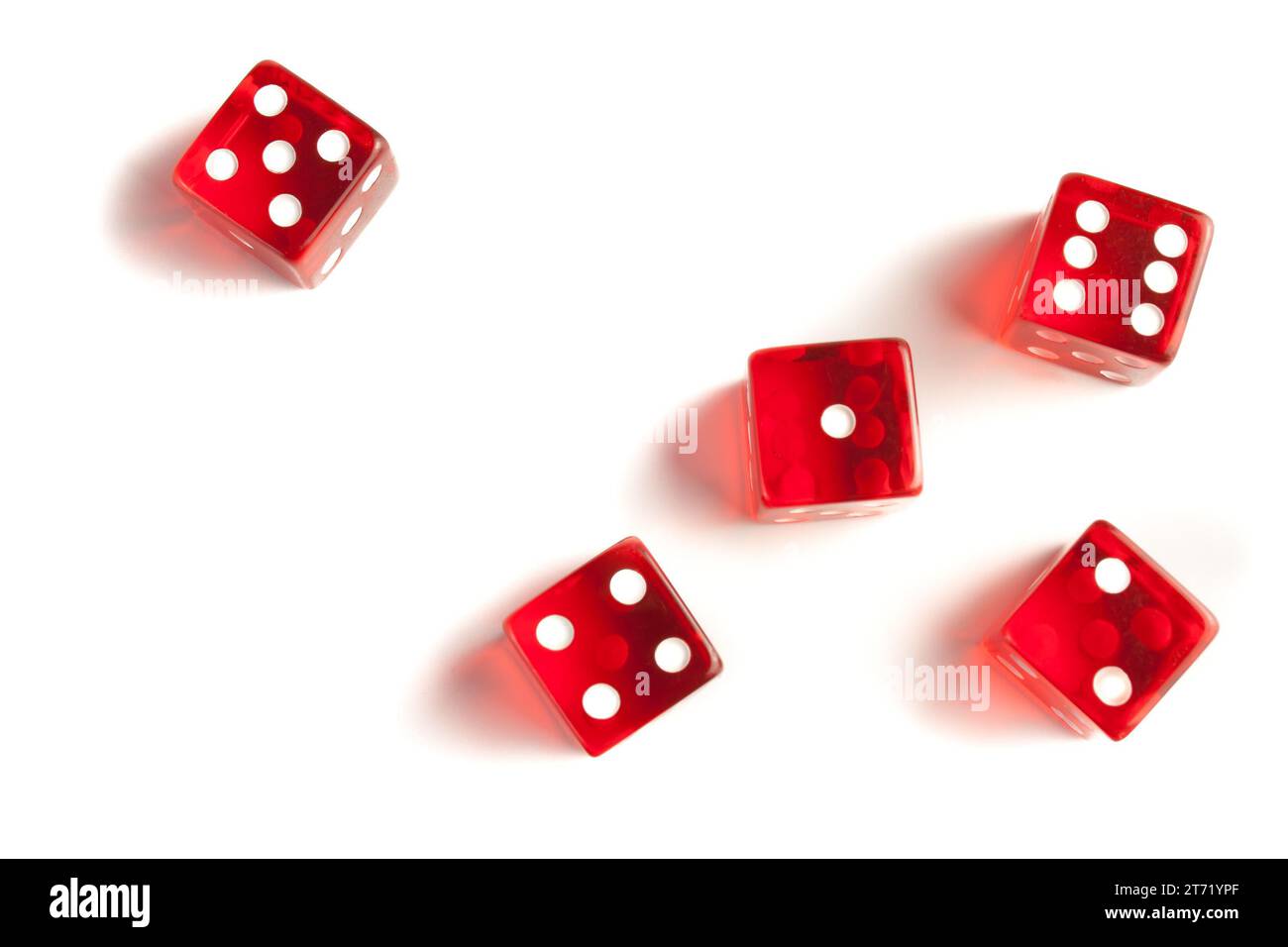 vue de cinq dés rouges d'en haut sur fond blanc ; vue de cinq dés rouges d'en haut sur fond blanc Banque D'Images