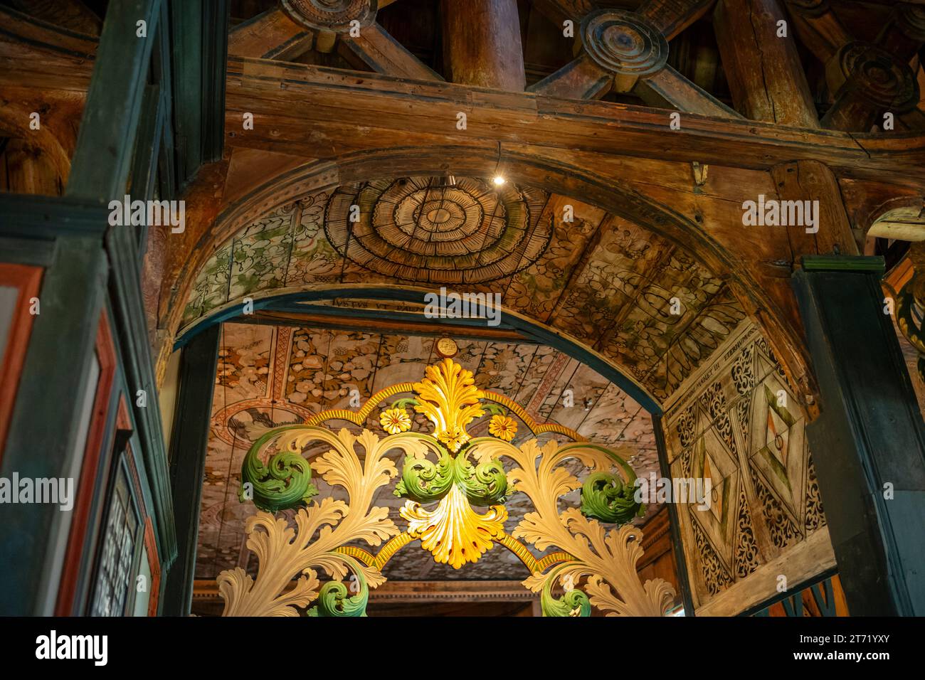 LOM, Norvège, 25 juin 2023 : l'église de la Stave de LOM est l'une des plus grandes et des plus anciennes églises de la Norvège, construite au milieu du 12e siècle. Bois sculpté Banque D'Images