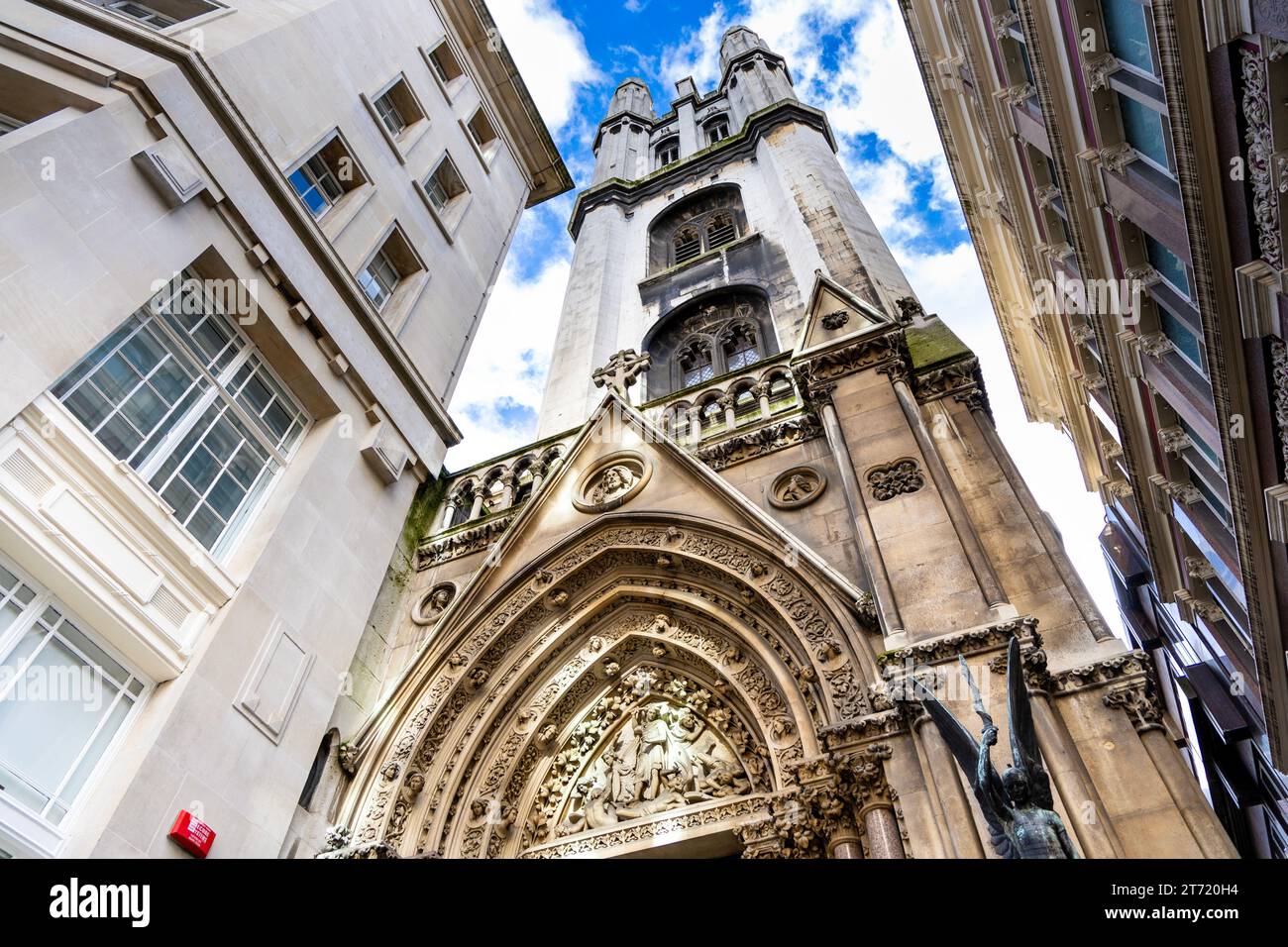 Extérieur de l'église St Michael's dans l'historique Square Mile, City of London, Angleterre Banque D'Images