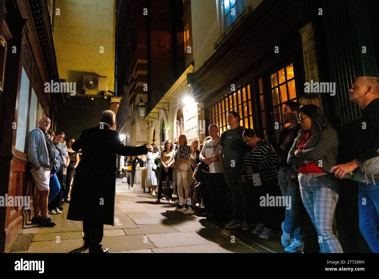 Guide touristique menant une visite fantôme autour du Square Mile, Londres, Angleterre Banque D'Images