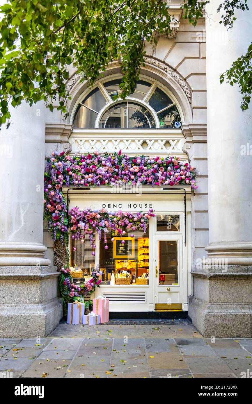 Bar à vin Oeno House décoré de boules et de fleurs dans le Royal Exchange, Londres, Angleterre Banque D'Images