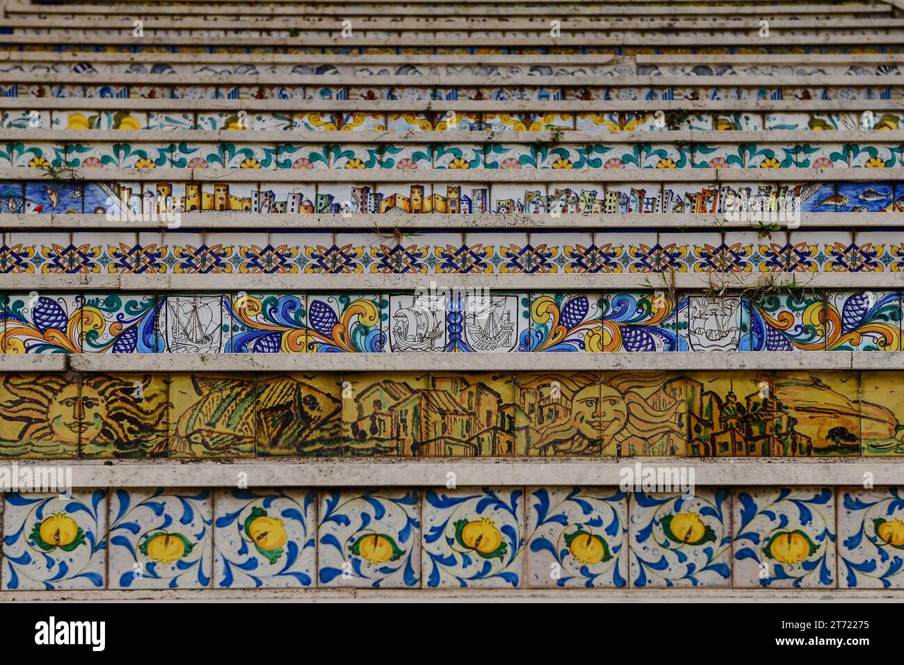 Escalier décoratif en céramique majolique carrelé dans la ville de Sciacca, Sicile, Italie. Banque D'Images