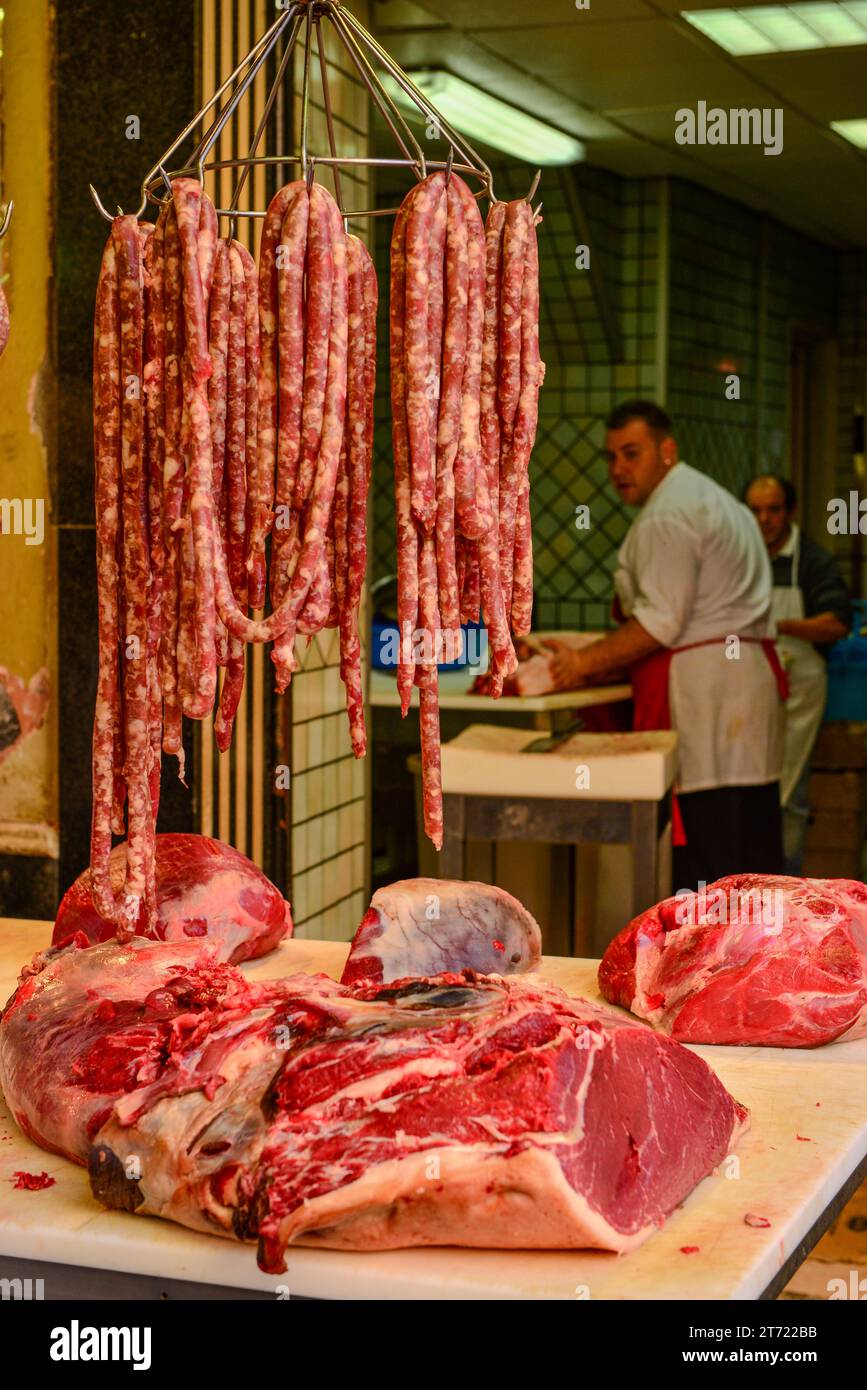 Repéré des saucisses fraîchement préparées chez un boucher local dans les vieux marchés en plein air de Catane, Sicile, Italie Banque D'Images