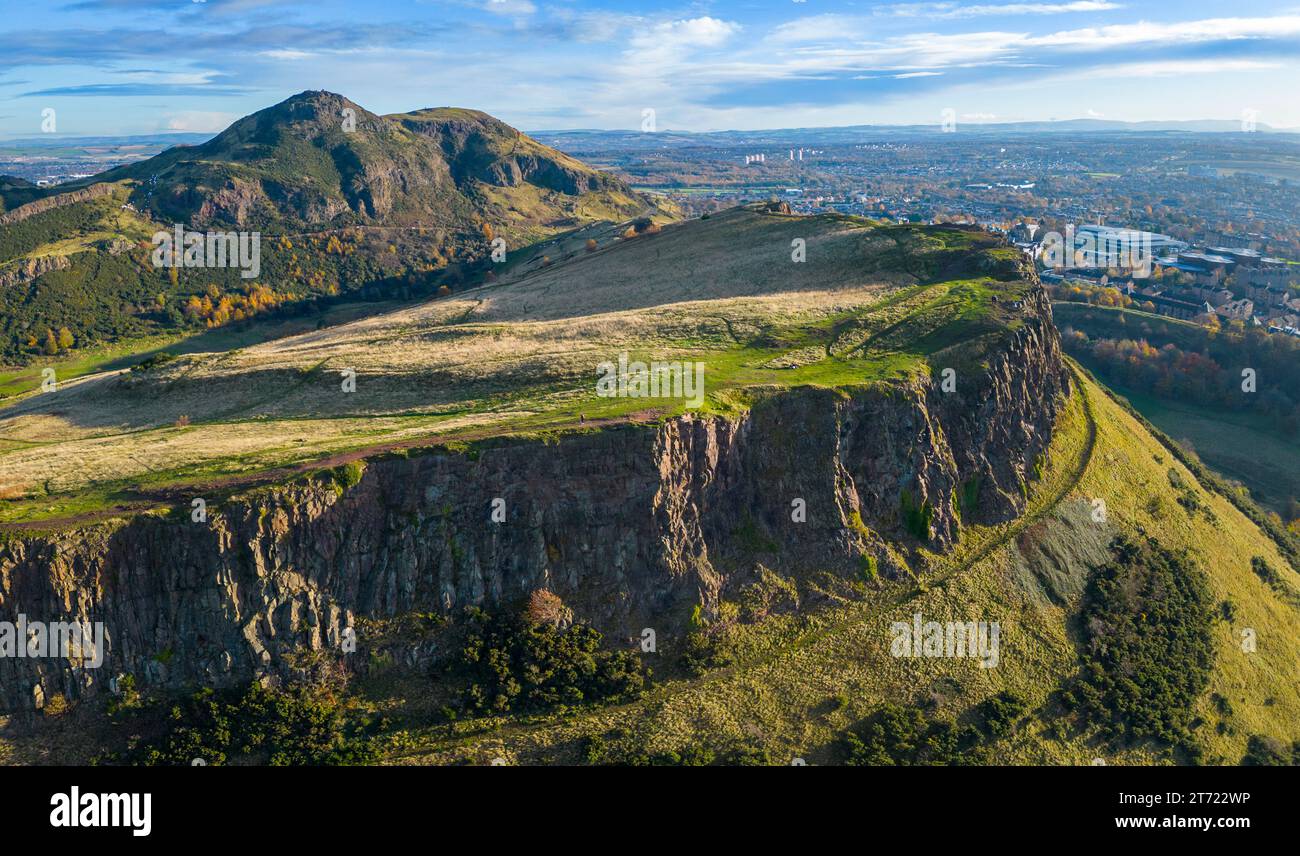 Vue aérienne de Salisbury Crags avec Arthur’s Seat à l’arrière en automne à Holyrood Park, Édimbourg, Écosse, Royaume-Uni Banque D'Images