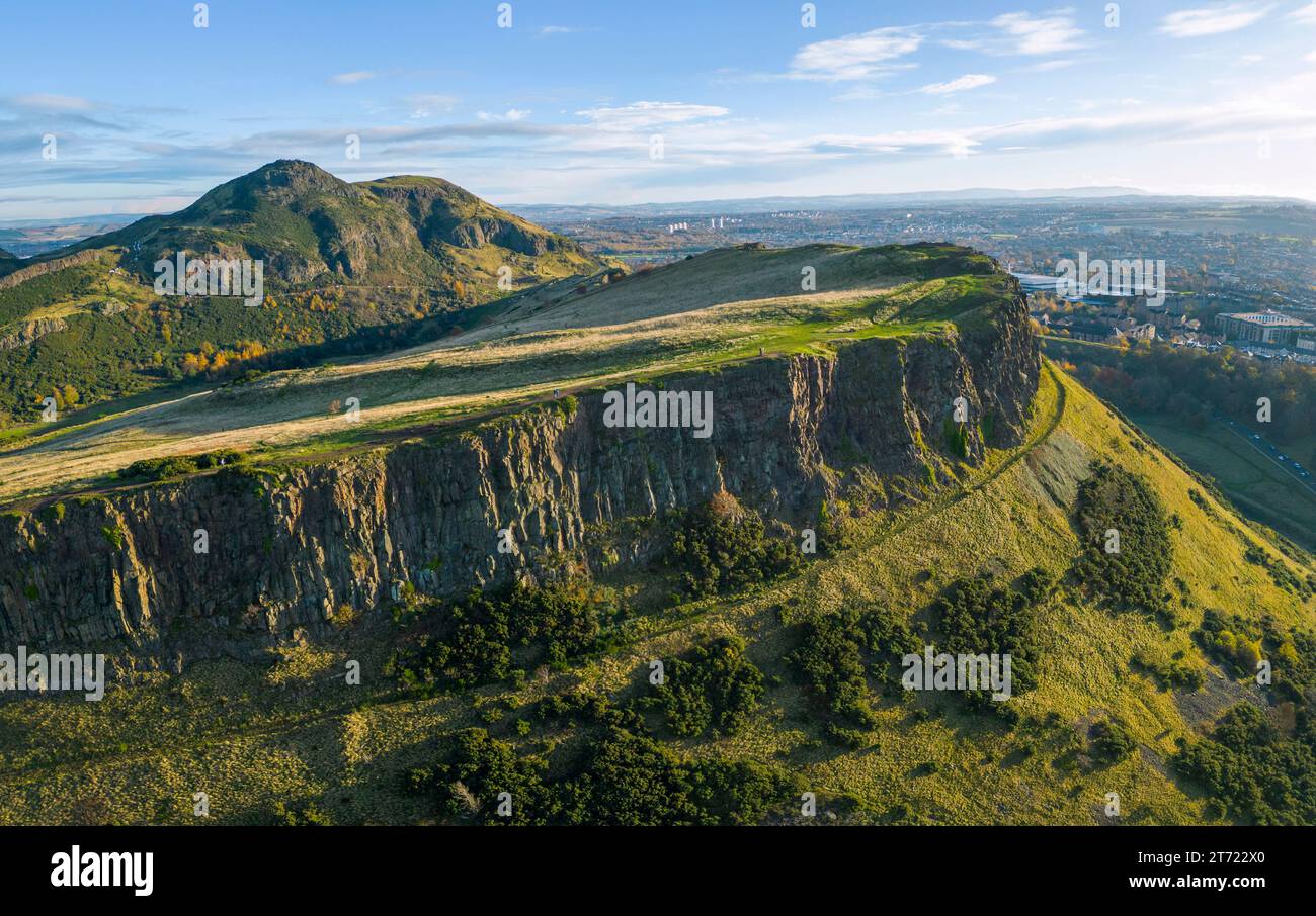 Vue aérienne de Salisbury Crags avec Arthur’s Seat à l’arrière en automne à Holyrood Park, Édimbourg, Écosse, Royaume-Uni Banque D'Images