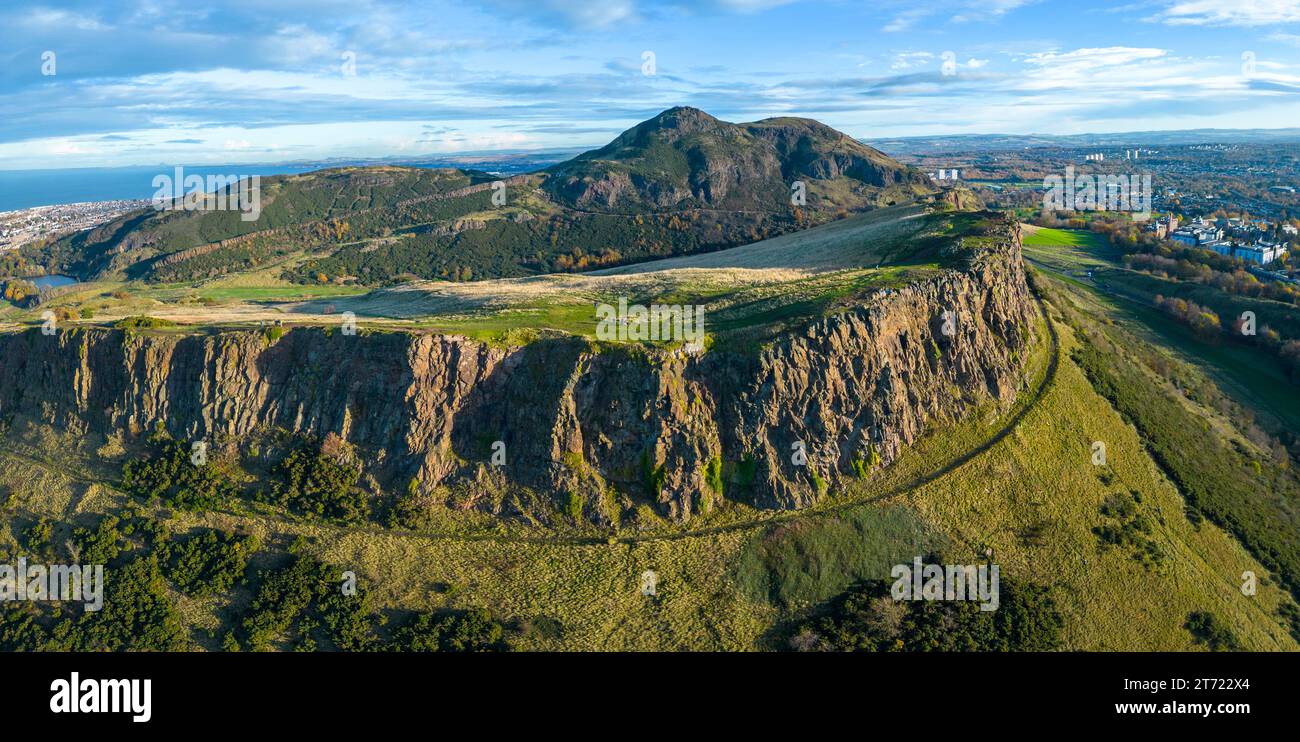 Vue aérienne de Salisbury Crags avec Arthur’s Seat à l’arrière en automne à Holyrood Park, Édimbourg, Écosse, Royaume-Uni Banque D'Images