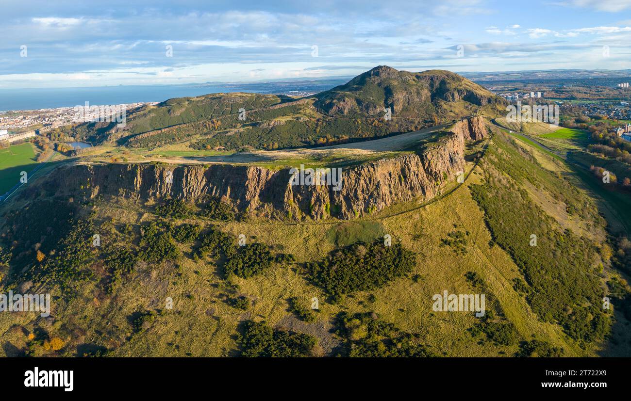 Vue aérienne de Salisbury Crags avec Arthur’s Seat à l’arrière en automne à Holyrood Park, Édimbourg, Écosse, Royaume-Uni Banque D'Images