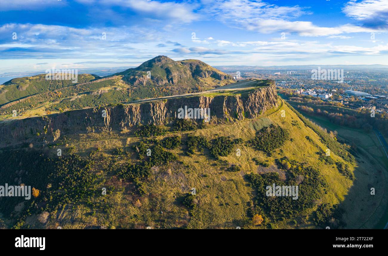 Vue aérienne de Salisbury Crags avec Arthur’s Seat à l’arrière en automne à Holyrood Park, Édimbourg, Écosse, Royaume-Uni Banque D'Images