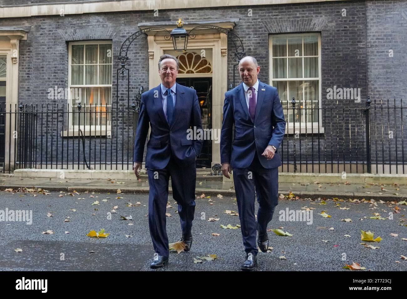 L'ancien Premier ministre David Cameron quitte Downing Street, à Londres, après avoir été nommé ministre des Affaires étrangères lors du remaniement ministériel du Premier ministre Rishi Sunak à la suite du limogeage de la ministre de l'intérieur Suella Braverman. Date de la photo : lundi 13 novembre 2023. Banque D'Images