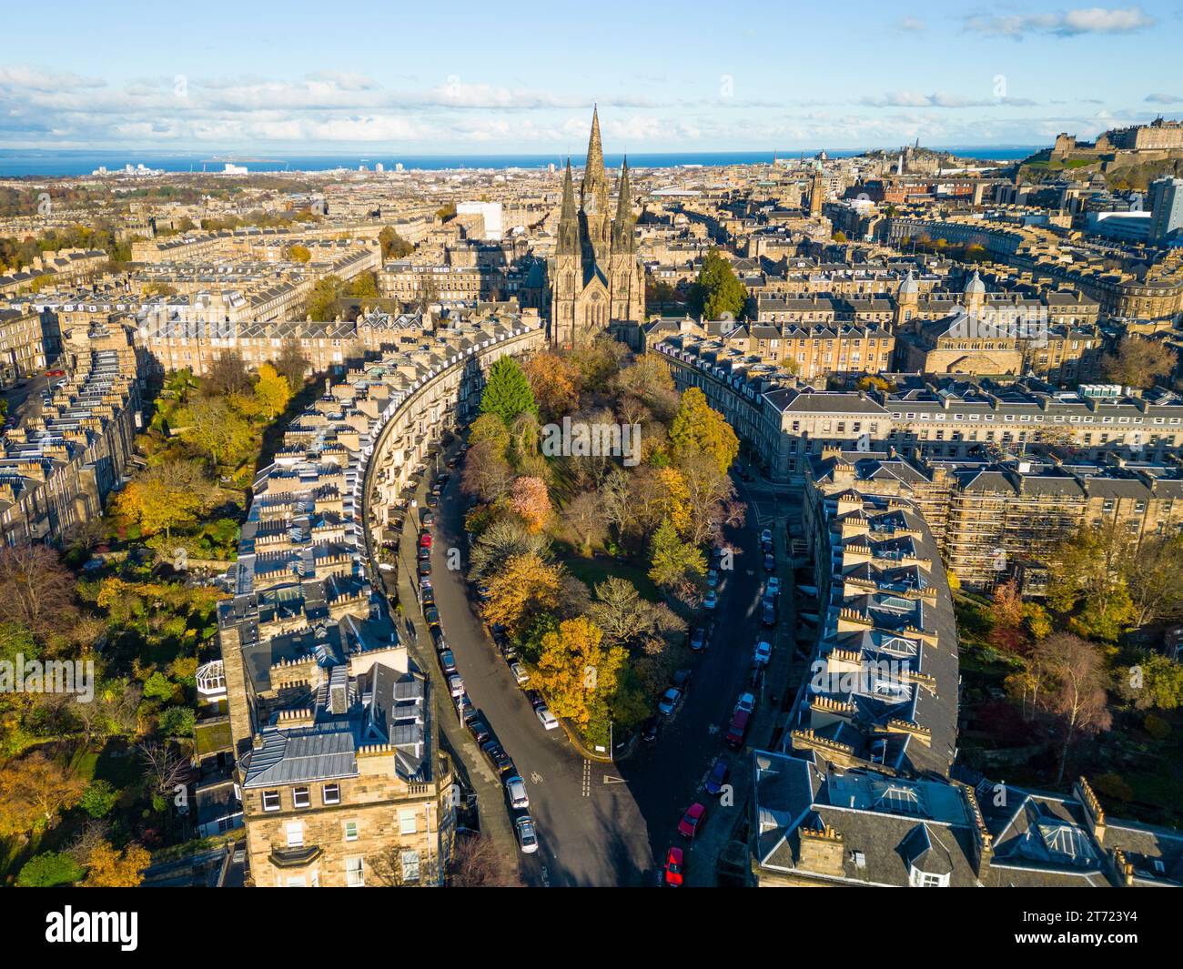Vue aérienne en automne des rues et des logements dans le West End d'Édimbourg, Écosse, Royaume-Uni. En regardant vers l’église épiscopale St Mary le long de Grosvenor an Banque D'Images