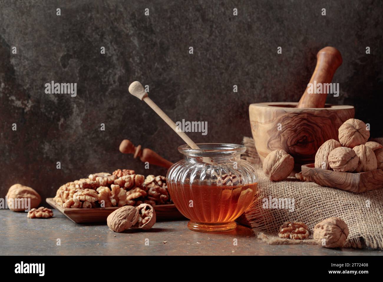 Miel et noix sur une table de cuisine ancienne. Banque D'Images