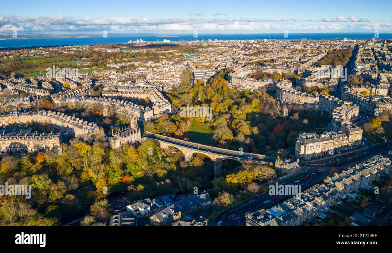 Vue aérienne en automne des rues et des logements dans le West End d'Édimbourg, Écosse, Royaume-Uni. Pic regardant vers Dean Bridge à travers l'eau de Leith in Banque D'Images