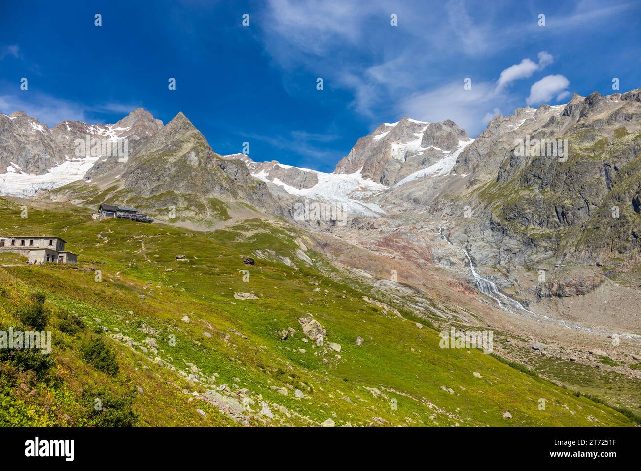 Magnifiques paysages de montagne dans les Alpes sur Tour du Montblanc, Val Veny dans les Alpes italiennes près de Courmayour, Italie. Montagnes alpines vertes d'été et lac Banque D'Images