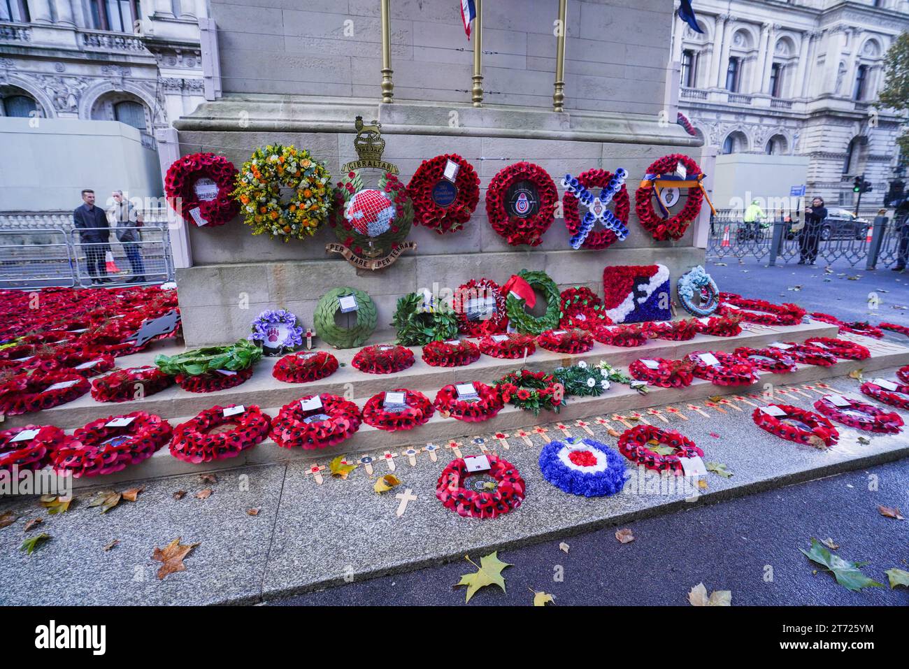 Londres, Royaume-Uni. 13 novembre 2023. Des couronnes commémoratives entourent les couronnes du cénotaphe ont été déposées par le roi Charles III, S.A.R. le prince de Galles, le duc d'Édimbourg, la princesse royale, le premier ministre Rishi Sunak et d'autres politiciens de haut rang lors de la cérémonie du souvenir national le dimanche.crédit : amer ghazzal/Alamy Live News Banque D'Images