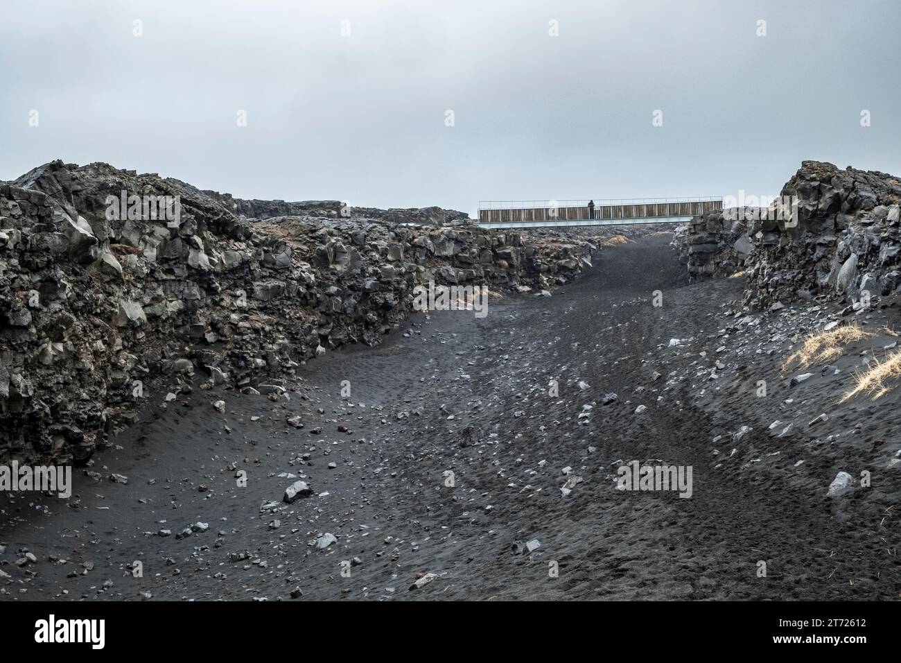 Le pont entre les continents à Sandvik, Islande. Il traverse le fossé qui s'élargit lentement entre les plaques tectoniques d'Europe et d'Amérique du Nord Banque D'Images