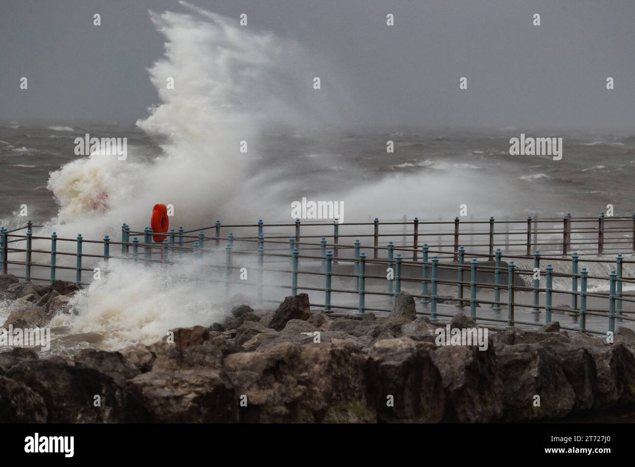 Heysham, Lancashire, Royaume-Uni. 13 novembre 2023. La marée haute et les vents forts de la tempête Debi ont fait déborder la promenade de Heysham Credit : PN News/Alamy Live News Banque D'Images