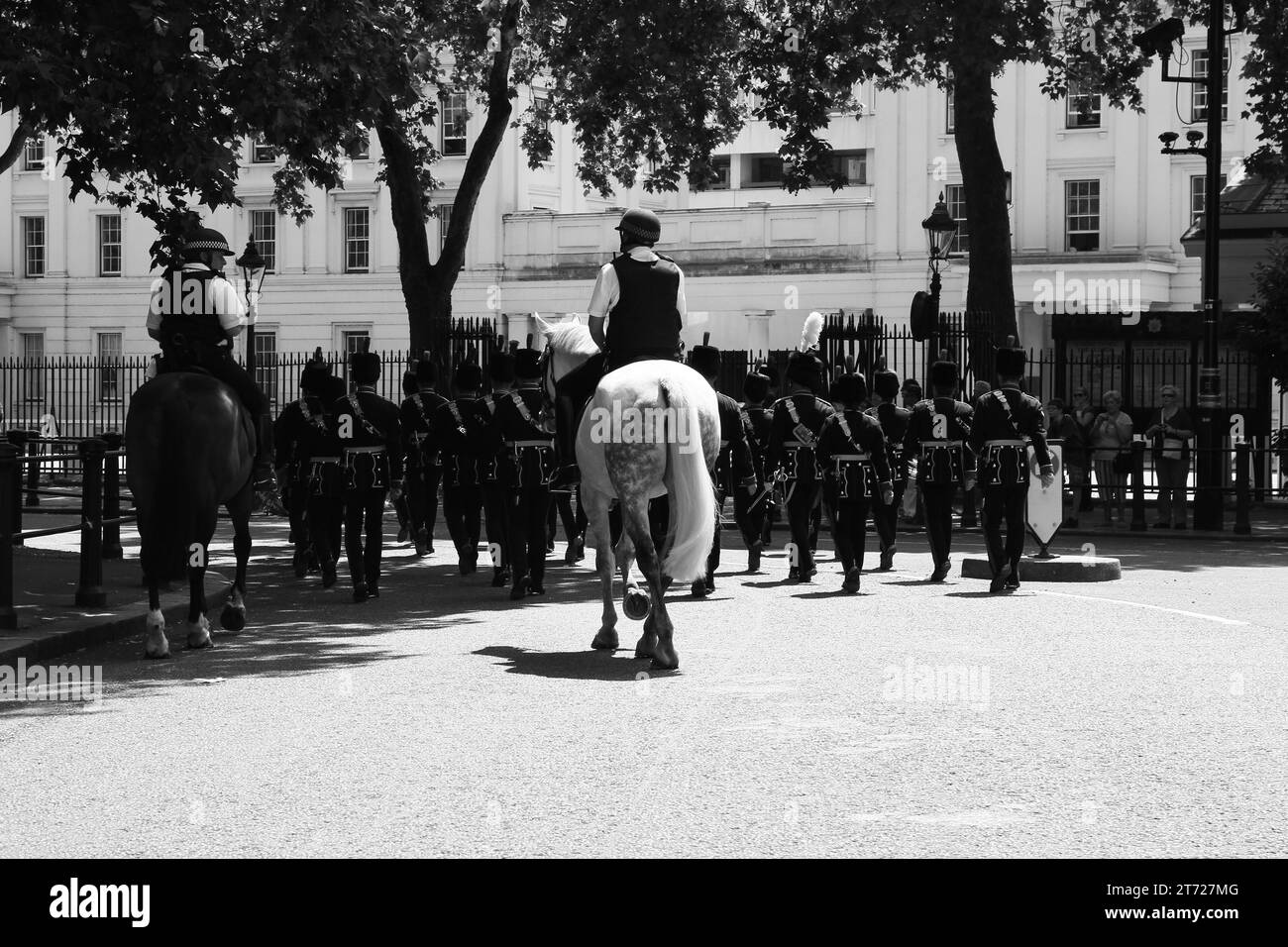 Police en service dans le centre de Londres. Noir et blanc. Monochrome. La fine ligne bleue. Flics. Vieux Bill. Contrôle des foules. Rues. Policiers en uniforme. Divisions spéciales. Monté. Chiens. K9. Monté. Chevaux. Police anti-émeute. Loi et ordre. Paix. Banque D'Images