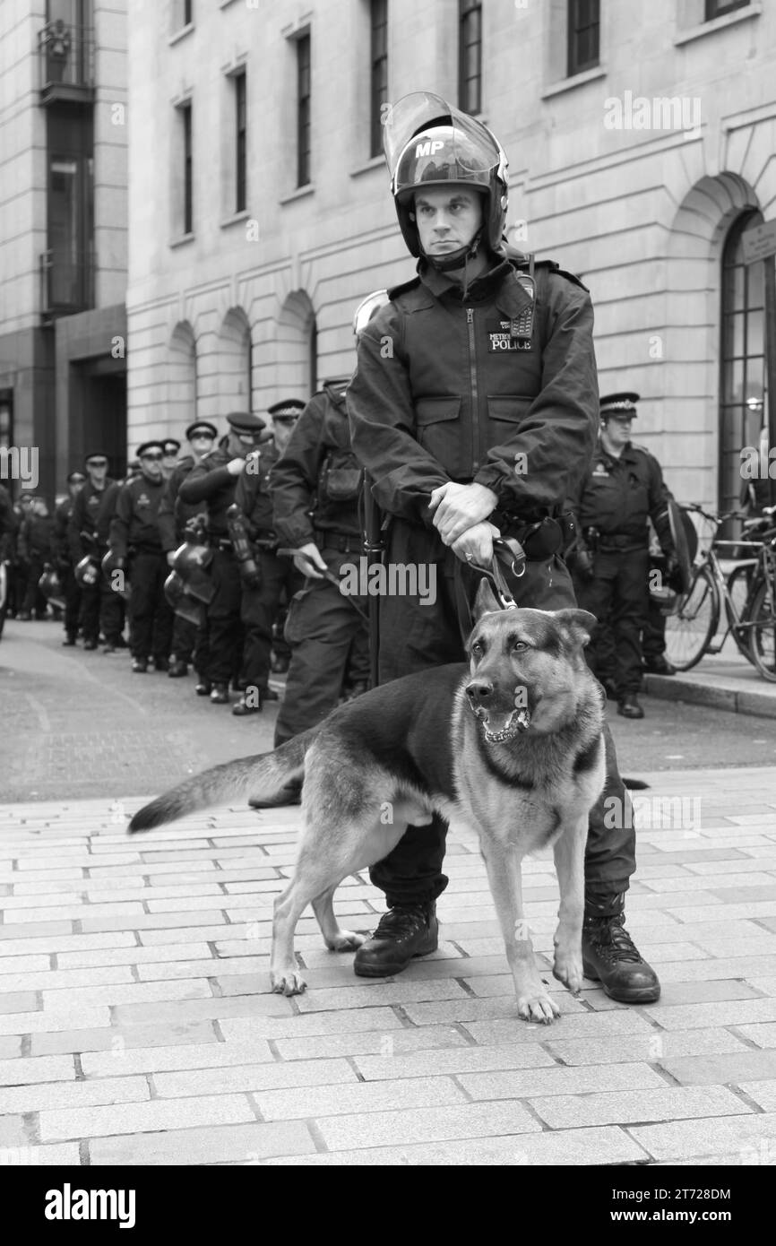 Police en service dans le centre de Londres. Noir et blanc. Monochrome. La fine ligne bleue. Flics. Vieux Bill. Contrôle des foules. Rues. Policiers en uniforme. Divisions spéciales. Monté. Chiens. K9. Monté. Chevaux. Police anti-émeute. Loi et ordre. Paix. Banque D'Images